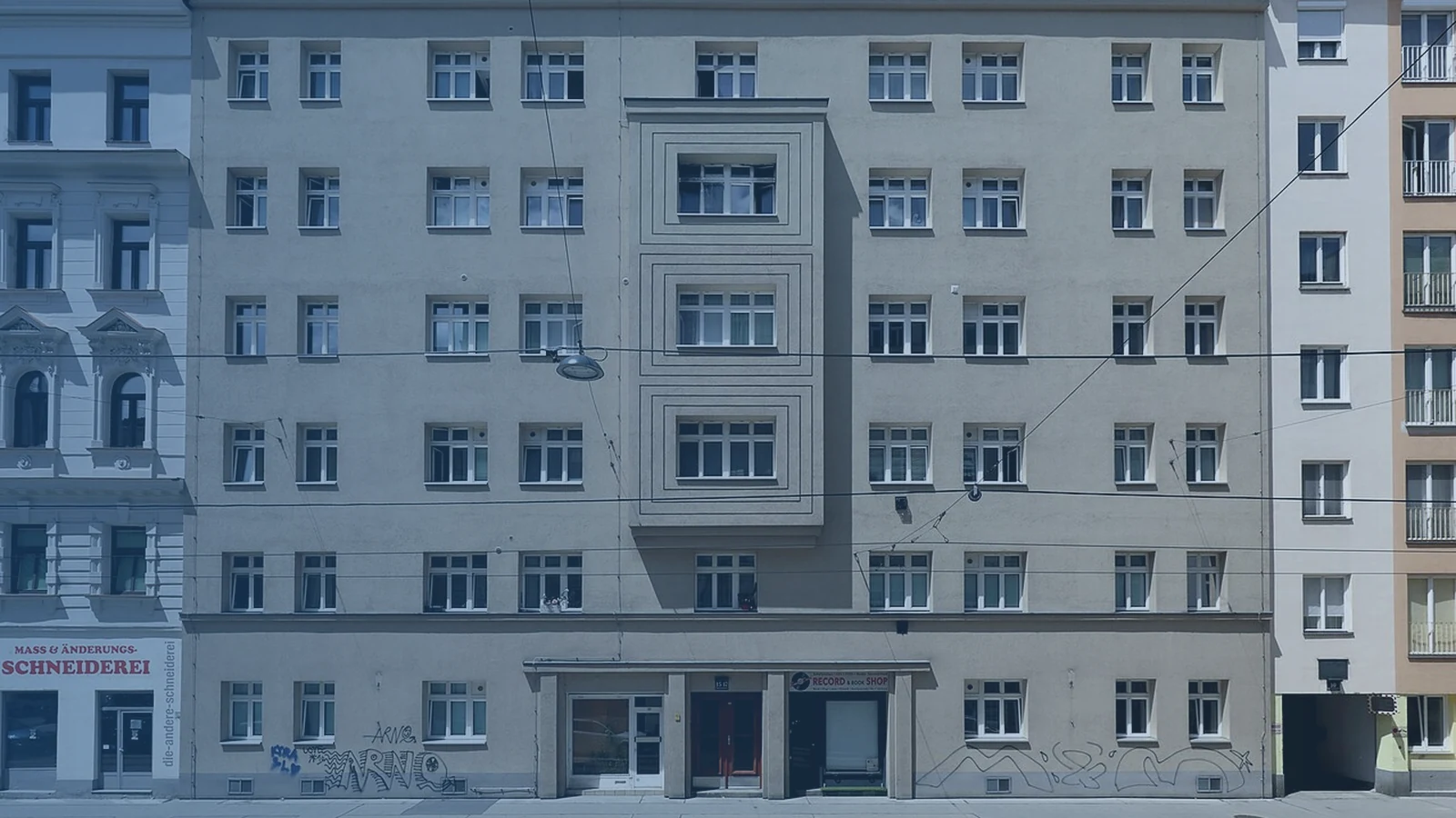 Wohnhaus in Leopoldstadt als Symbol fuer Abstimmung zwischen Bewohnern, Eigentuemern und Hausverwaltung bei Wasserschaeden