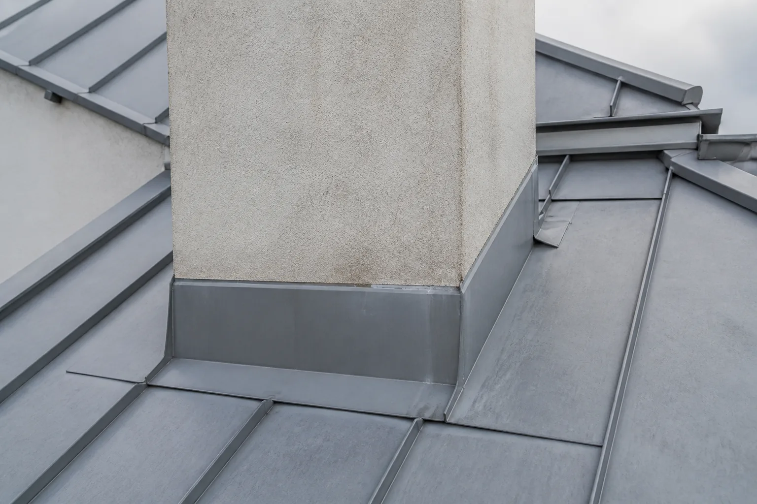 Beispiel einer metallischen Einfassung an einem verputzten Kamin